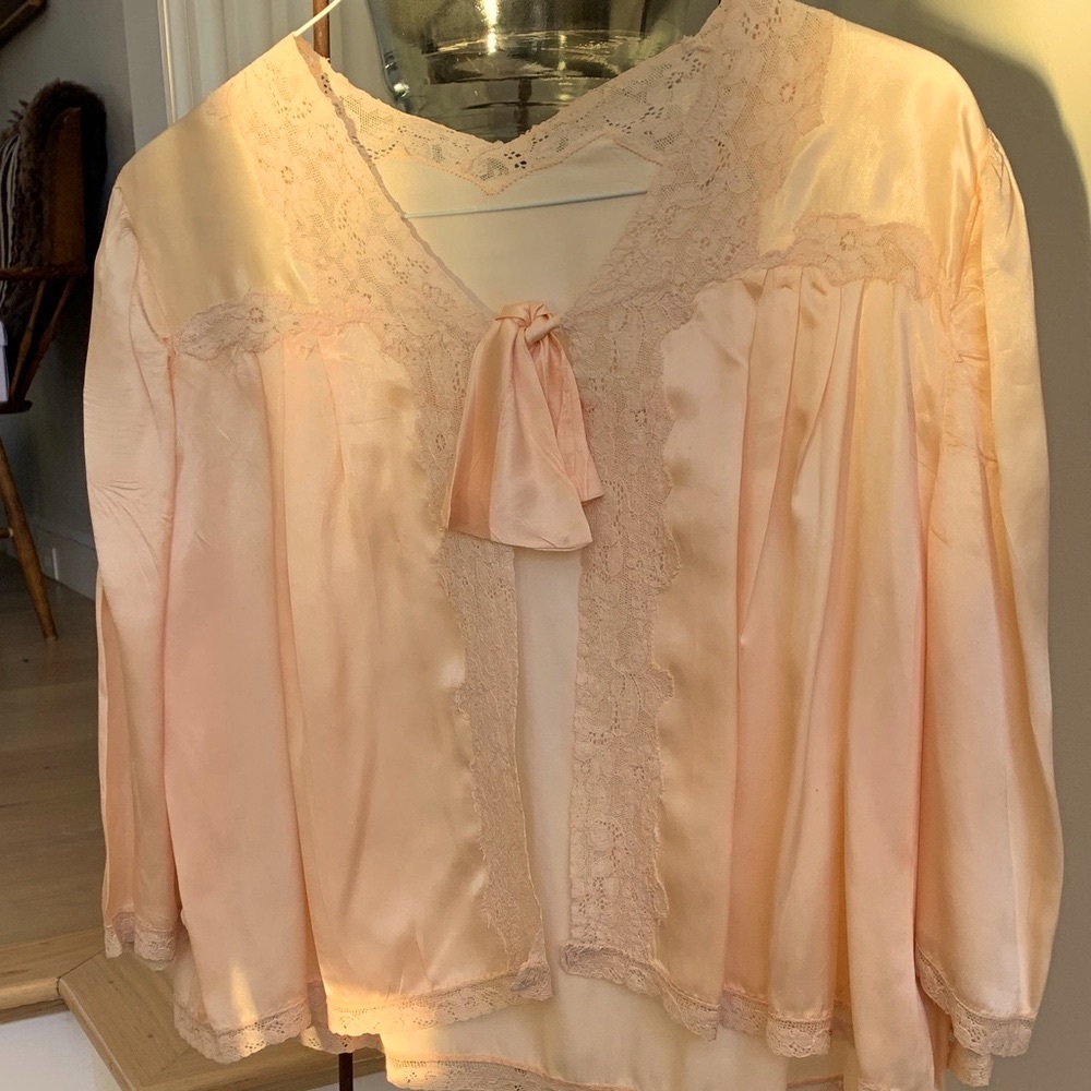Vintage Sleep Jacket- Soft peachy pink with elegant lace trim- Lovely piece! - Picture 2 of 16